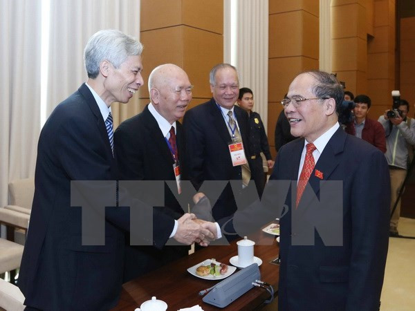 越南国会首次普选70周年:阮生雄等国会领导人会见历届国会代表 ảnh 1 越南国会首次普选70周年:阮生雄等国会领导人会见历届国会代表 ảnh 1