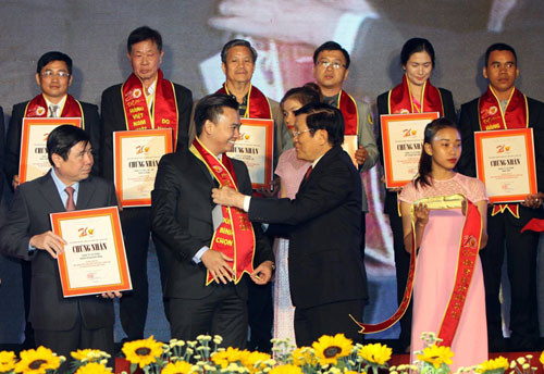 越南国家主席向500家企业颁发“越南优质产品”证书 ảnh 1 越南国家主席向500家企业颁发“越南优质产品”证书 ảnh 1