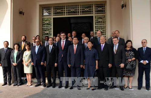 胡志明市委书记丁罗升会见外国驻胡志明市领事团 ảnh 1 胡志明市委书记丁罗升会见外国驻胡志明市领事团 ảnh 1