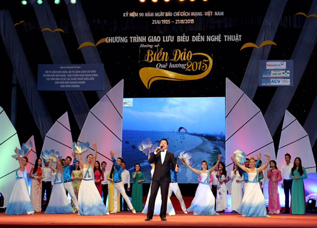 “向往家乡海洋、岛屿”艺术表演活动在河内举行 ảnh 1