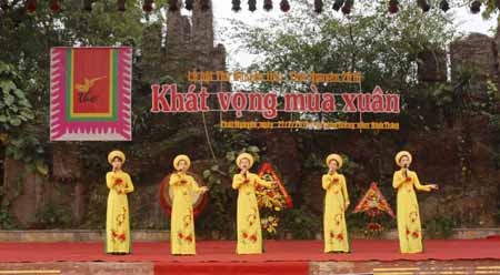 响应越南诗歌日的丰富活动纷纷举行 ảnh 1 响应越南诗歌日的丰富活动纷纷举行 ảnh 1