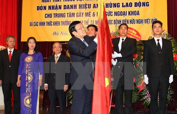 国家主席张晋创授予越德友谊医院麻醉和外科康复中心劳动英雄称号 ảnh 1