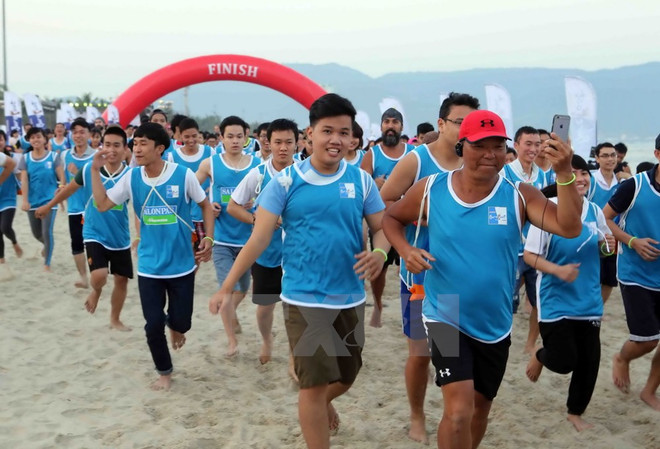 “岘港海滩赤足奔跑”比赛活动增进各国的友谊 ảnh 1 “岘港海滩赤足奔跑”比赛活动增进各国的友谊 ảnh 1