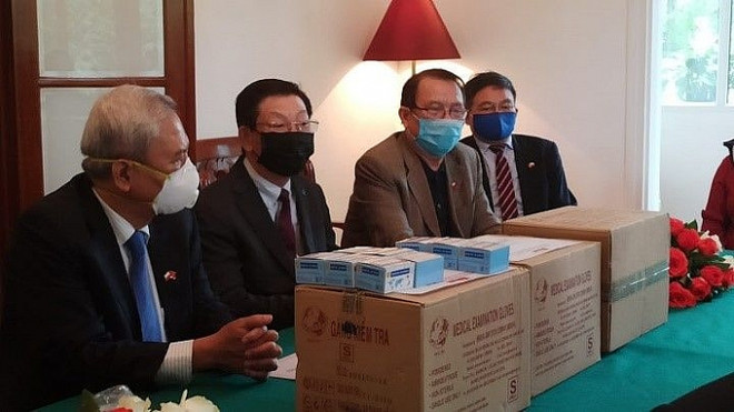 新冠肺炎疫情:旅居波兰越南人向波兰医疗机构捐赠医护物资 ảnh 1 新冠肺炎疫情:旅居波兰越南人向波兰医疗机构捐赠医护物资 ảnh 1
