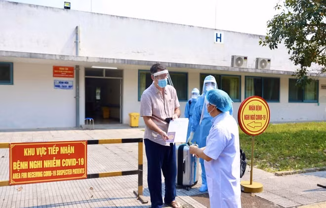 新冠肺炎疫情：第33例在承天顺化省治愈出院 ảnh 1