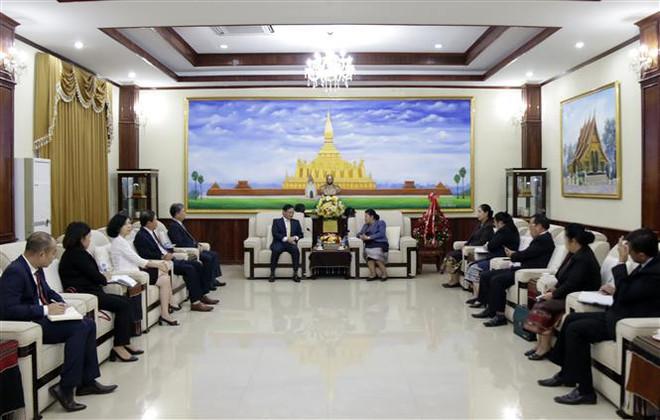 越南党和国家领导致电和送花篮庆祝老挝人民革命党成立65周年 ảnh 2 越南党和国家领导致电和送花篮庆祝老挝人民革命党成立65周年 ảnh 2