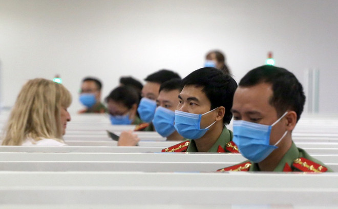 从3月25日零时起暂停将从国外返回的越南人运往新山一机场 ảnh 1