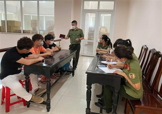 新冠肺炎疫情: 4名中国公民因违反出入境规定被驱逐出境 ảnh 1  新冠肺炎疫情: 4名中国公民因违反出入境规定被驱逐出境 ảnh 1