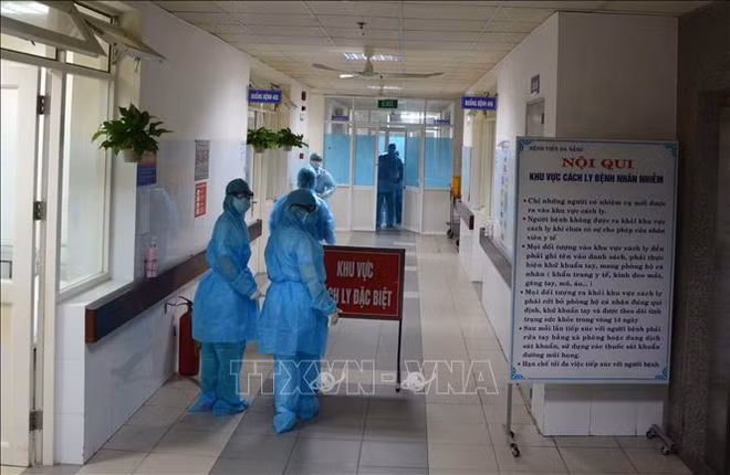新冠肺炎疫情：3例新冠肺炎重症患者的病情有好转 另外7例已治愈即将出院 ảnh 1