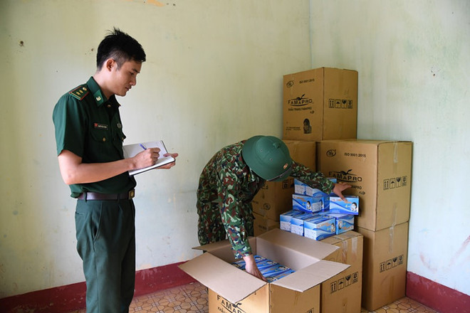 平福省破获一起非法跨境运输医用口罩案 ảnh 1