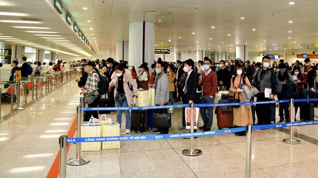 新冠肺炎疫情:3月22日来自疫区的2100多名越南人入境内排机场 ảnh 1 新冠肺炎疫情:3月22日来自疫区的2100多名越南人入境内排机场 ảnh 1