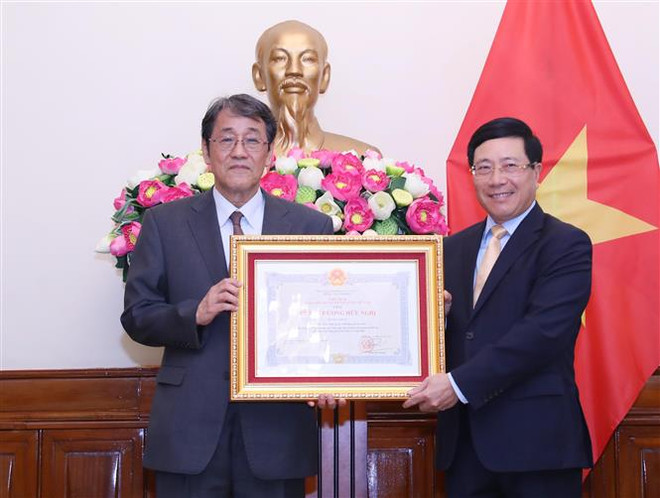 越南政府副总理兼外长范平明向日本驻越大使授予友谊勋章 ảnh 1  越南政府副总理兼外长范平明向日本驻越大使授予友谊勋章 ảnh 1