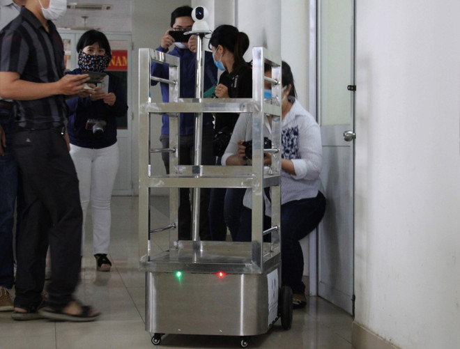 新冠肺炎疫情:岘港市百科大学成功研发出防疫机器人 ảnh 1 新冠肺炎疫情:岘港市百科大学成功研发出防疫机器人 ảnh 1