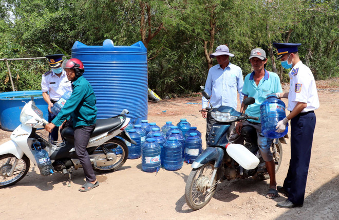 越南海警察司令部向朔庄省干旱和海水入侵灾民捐赠生活用水和医用口罩 ảnh 2 越南海警察司令部向朔庄省干旱和海水入侵灾民捐赠生活用水和医用口罩 ảnh 2