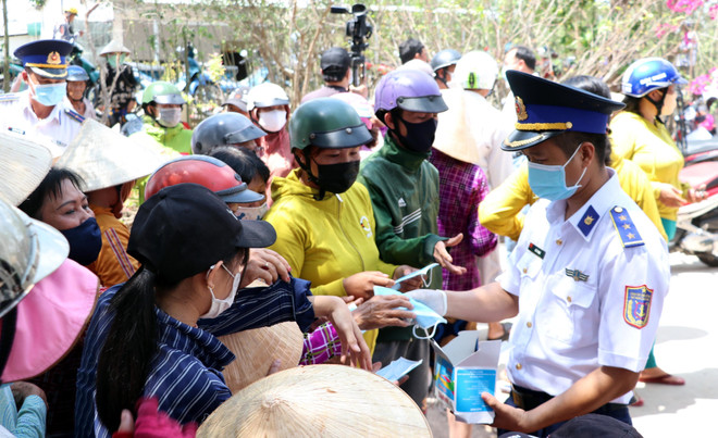 越南海警察司令部向朔庄省干旱和海水入侵灾民捐赠生活用水和医用口罩 ảnh 1 越南海警察司令部向朔庄省干旱和海水入侵灾民捐赠生活用水和医用口罩 ảnh 1