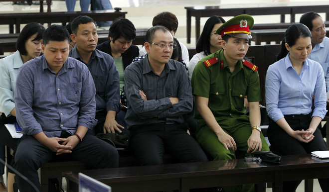 何文深及同犯贪污案二审法庭:何文深建议减轻对部分被告人量刑 ảnh 1 何文深及同犯贪污案二审法庭:何文深建议减轻对部分被告人量刑 ảnh 1