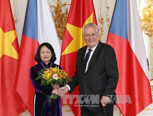 国家副主席邓氏玉盛会见捷克总统米洛什•泽曼及议会领导人 ảnh 1 国家副主席邓氏玉盛会见捷克总统米洛什•泽曼及议会领导人 ảnh 1