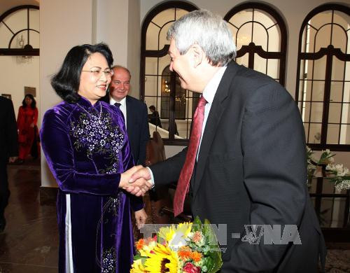 国家副主席邓氏玉盛会见捷克总统米洛什•泽曼及议会领导人 ảnh 2 国家副主席邓氏玉盛会见捷克总统米洛什•泽曼及议会领导人 ảnh 2