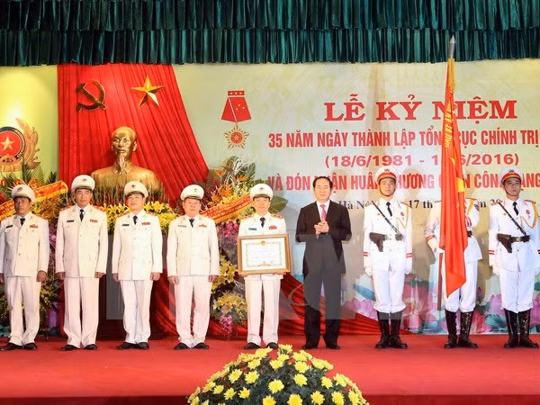 越南公安部政治总局成立35周年纪念典礼在河内举行 ảnh 1