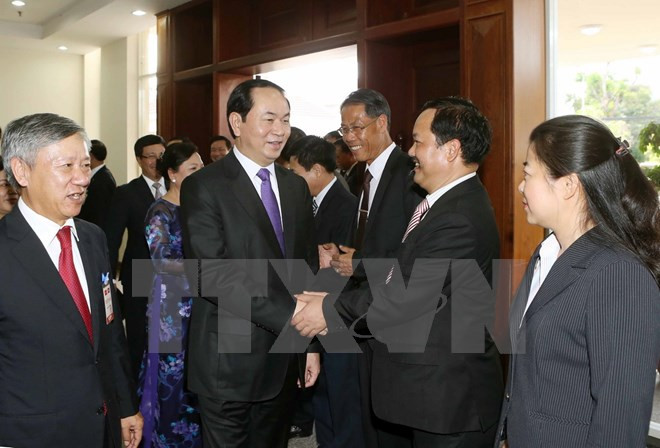  国家主席陈大光会见越南驻老大使馆工作人员和旅老越南人代表 ảnh 1