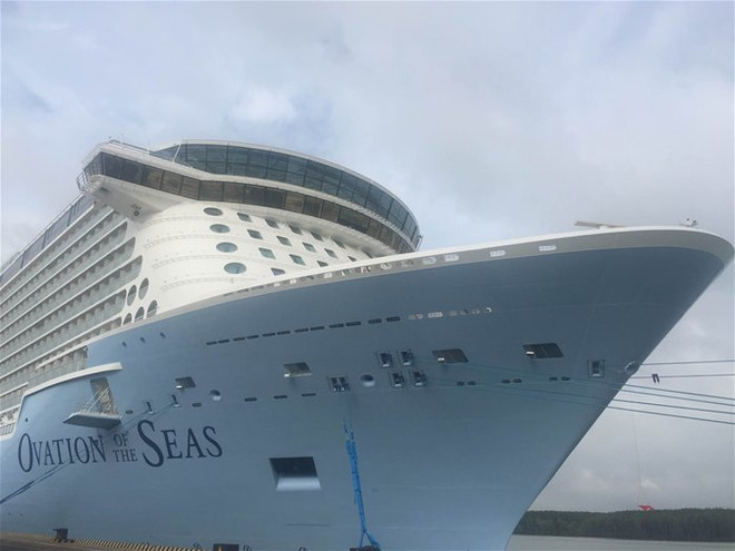 搭载4300名英美等国游客的“海洋赞礼号”豪华游轮停泊越南港口 ảnh 1 搭载4300名英美等国游客的“海洋赞礼号”豪华游轮停泊越南港口 ảnh 1