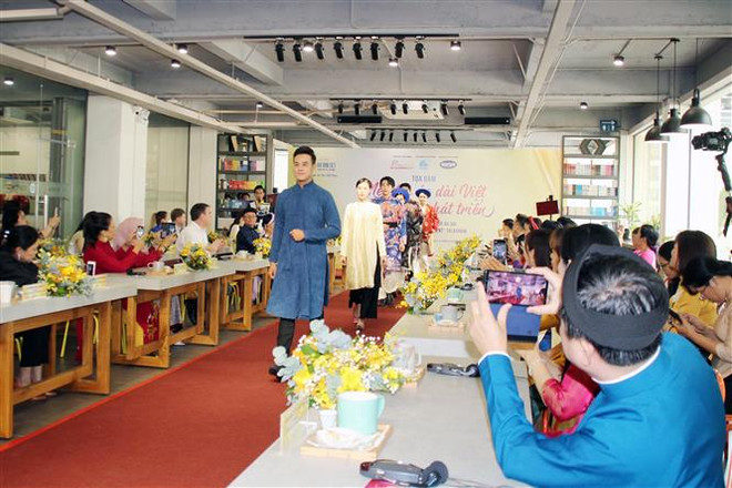 胡志明市向国际友人推广越南奥黛之美 ảnh 1 胡志明市向国际友人推广越南奥黛之美 ảnh 1