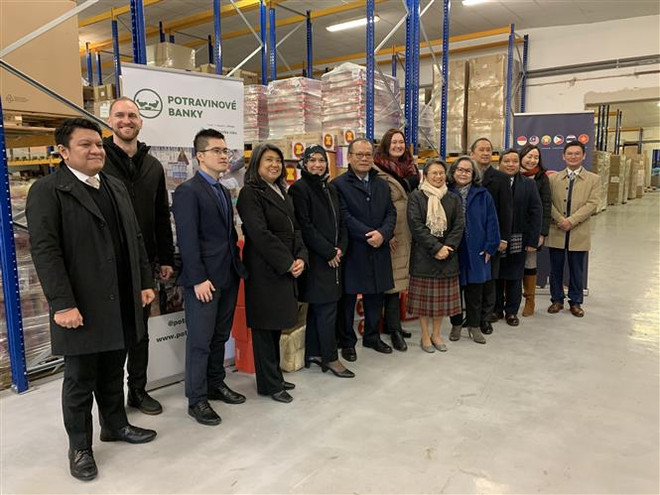 在捷克东盟委员会为东道国慈善活动做出实际贡献 ảnh 1