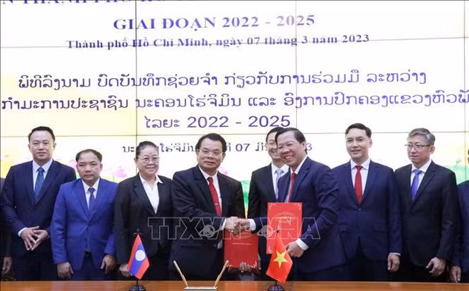 胡志明市与老挝华潘省签署合作谅解备忘录 ảnh 1
