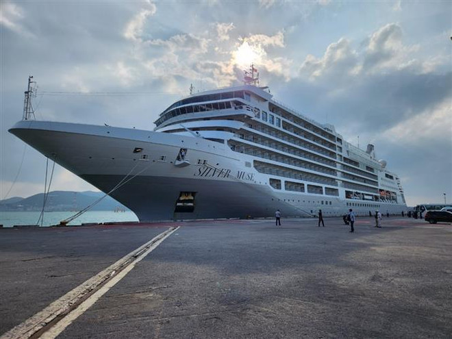 333名国际游客乘坐邮轮参观芽庄市 ảnh 1