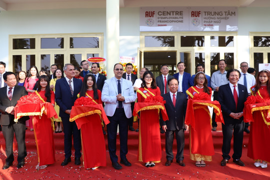 岘港市法语职业咨询中心正式揭牌 ảnh 1 岘港市法语职业咨询中心正式揭牌 ảnh 1