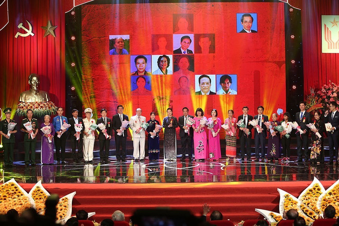 胡志明主席《爱国竞赛号召书》问世70周年庆典在首都河内隆重举行 ảnh 2