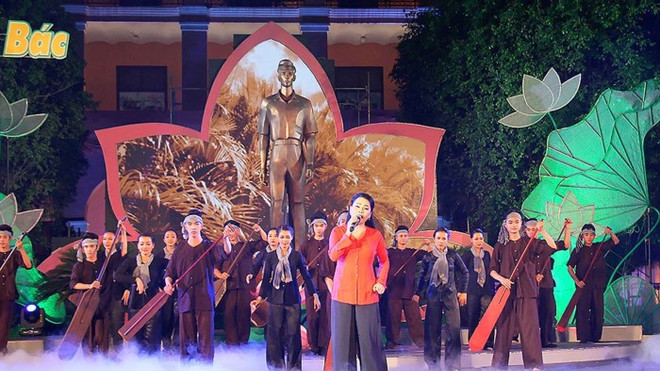 “千朵鲜花敬献胡伯伯” 晚会在胡志明市和太原省并机直播 ảnh 1