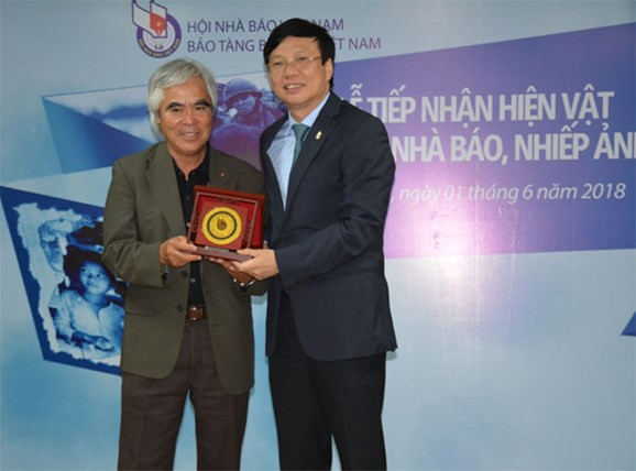 黄功吾摄影记者向越南新闻博物馆捐赠实物 ảnh 2