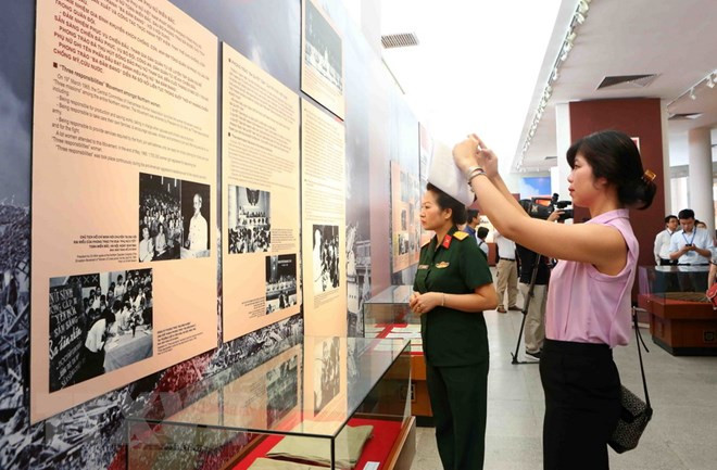 “胡志明主席与爱国竞赛运动”展览会在河内举行 ảnh 2 “胡志明主席与爱国竞赛运动”展览会在河内举行 ảnh 2