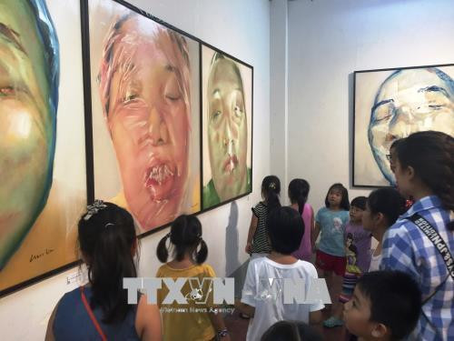 第二届越法国际美术交流展在胡志明市举行 ảnh 1
