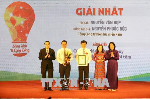 邓氏玉盛出席第二次社区服务倡议比赛颁奖仪式 ảnh 1 邓氏玉盛出席第二次社区服务倡议比赛颁奖仪式 ảnh 1