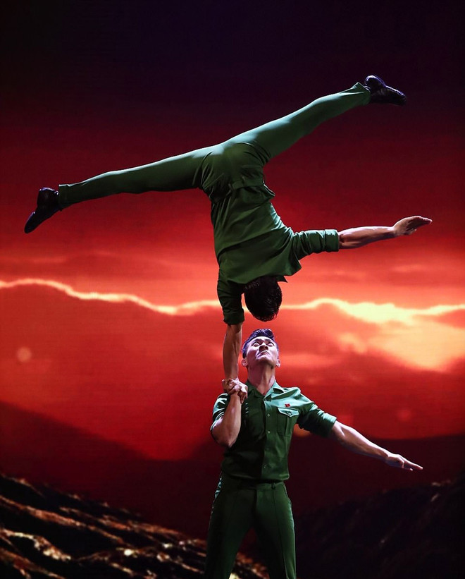 越南“杂技王子”江国基和江国业获得文化体育与旅游部的奖状 ảnh 3 越南“杂技王子”江国基和江国业获得文化体育与旅游部的奖状 ảnh 3