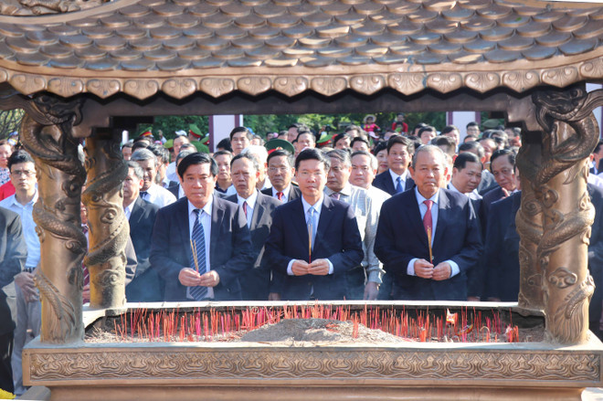 越南领导代表赴平定省出席玉回-栋多大捷230周年纪念典礼 ảnh 1