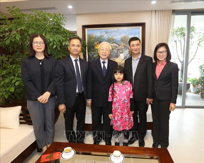 越共中央总书记、国家主席阮富仲上香缅怀已故越共中央总书记黎笋和长征 ảnh 3 越共中央总书记、国家主席阮富仲上香缅怀已故越共中央总书记黎笋和长征 ảnh 3