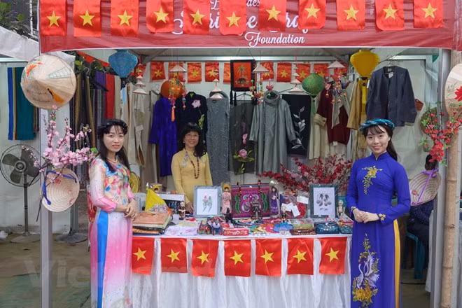 越南传统服装——奥黛亮相孟加拉国国际手工艺品展 ảnh 1
