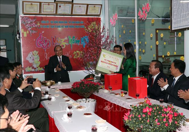 政府总理阮春福向岘港市武装力量及人民拜年 ảnh 3