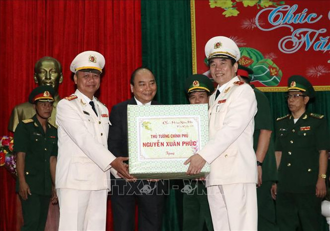 政府总理阮春福向岘港市武装力量及人民拜年 ảnh 2