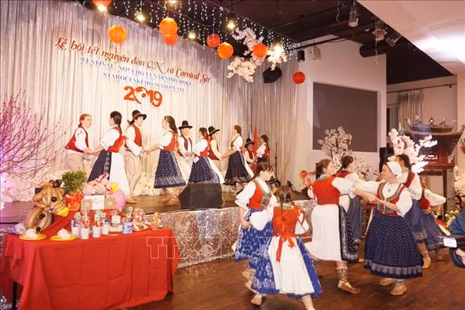 旅居加拿大和捷克越南人欢度2019己亥猪年新春 ảnh 2 旅居加拿大和捷克越南人欢度2019己亥猪年新春 ảnh 2