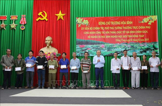 陈国旺同志赴山罗省拜年 张和平春节走访慰问同塔省优抚家庭和贫困群众 ảnh 3 陈国旺同志赴山罗省拜年 张和平春节走访慰问同塔省优抚家庭和贫困群众 ảnh 3