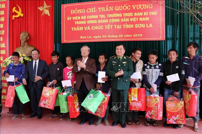 陈国旺同志赴山罗省拜年 张和平春节走访慰问同塔省优抚家庭和贫困群众 ảnh 1 陈国旺同志赴山罗省拜年 张和平春节走访慰问同塔省优抚家庭和贫困群众 ảnh 1