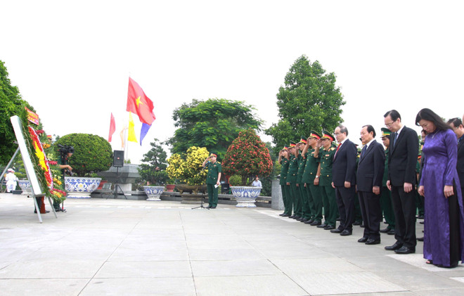 胡志明市领导向各位英雄烈士上香 ảnh 2