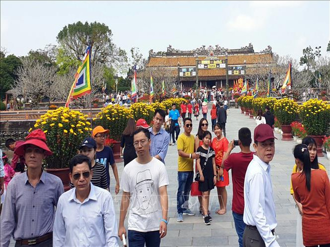 顺化古都遗迹区迎来2.5万名游客冲年喜 ảnh 1