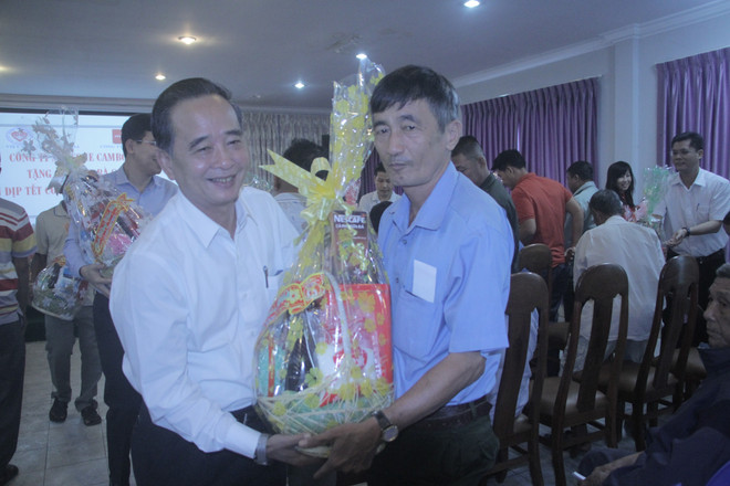 2019己亥年新春临近:向旅柬越侨同胞和柬埔寨人送上节日慰问品 ảnh 1 2019己亥年新春临近:向旅柬越侨同胞和柬埔寨人送上节日慰问品 ảnh 1