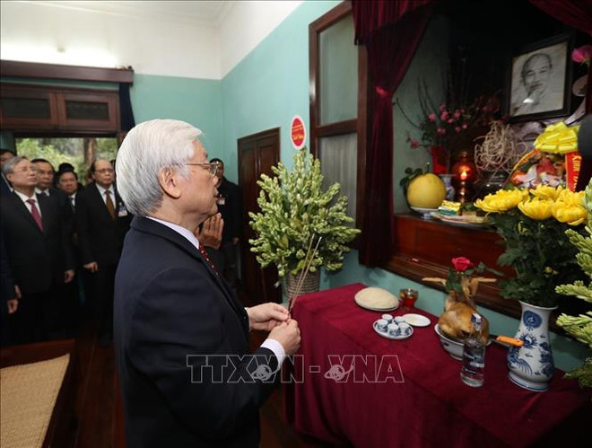 越共中央总书记、国家主席阮富仲向胡志明主席上香 ảnh 1 越共中央总书记、国家主席阮富仲向胡志明主席上香 ảnh 1