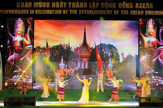 胡志明市举行庆祝东盟共同体正式成立文艺演出 ảnh 1 胡志明市举行庆祝东盟共同体正式成立文艺演出 ảnh 1